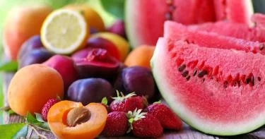 الأطباء يُحذرون من تناول الأطفال للبطيخ والخوخ