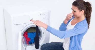 التخلص من الرائحة الكريهة للملابس