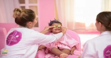 صور: خبيرات تجميل وجلسات سبا للأطفال داخل حضانة في التجمع