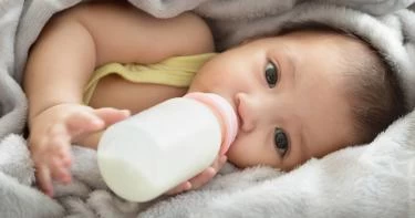 طفلة فقدت دمها بسبب كثرة شرب الحليب