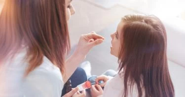 طبيب يحذر الأمهات من تناول أطفالهن لمكملات الكالسيوم