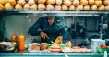 4 أطعمة ممنوع تناولها من عربة الشارع