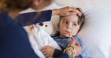 تصرفات خاطئة عند إصابة طفلكِ بالسخونية تصيبه بالفشل الكبدي