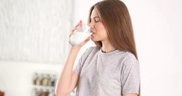 توقفي فورًا عن شرب الحليب إذا ظهرت هذه العلامات