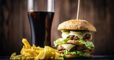 معهد التغذية يحذر الأطفال من تناول وجبة الكومبو