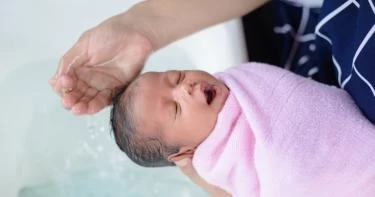 استحمام الطفل حديث الولادة
