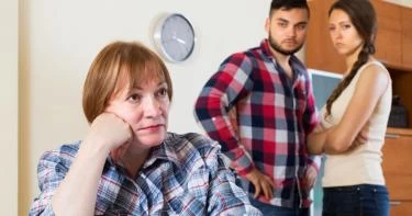 كيف أتعامل مع أهل زوجي في نفس البيت