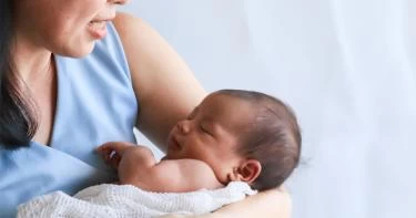 كيف أحسس طفلي الرضيع بالحنان؟