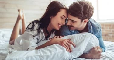 علامات حب الزوج لزوجته في الفراش