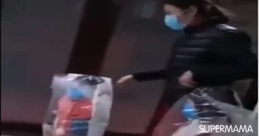 أم صينية تضع أولادها في أكياس بلاستيكية خوفُا من كورونا