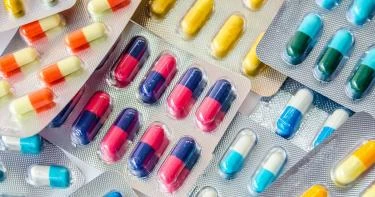 الصحة تحذر من استخدام مضاد حيوي وقطرتين للعين
