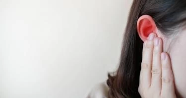 أعراض التهاب الأذن الخارجية عند الكبار