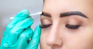 صبغ الحواجب بالبيت