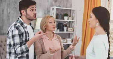 متى يتدخل الأهل بين الزوجين