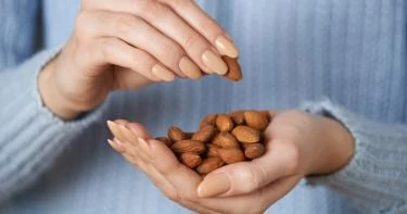 نوع شهير من المكسرات يكافح سرطان الثدي
