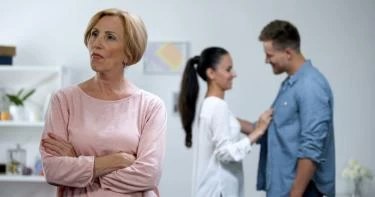 كيف أتعامل مع حماتي الغيورة