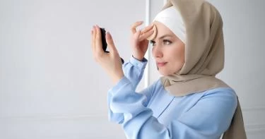 طريقة وضع المكياج الخفيف للمحجبات