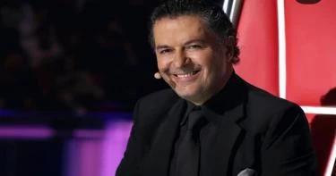 راغب علامة يبتكر مصافحة جديدة لتجنب كورونا