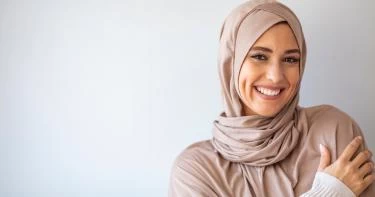 كيف أكون جميلة بالحجاب وبدون مكياج