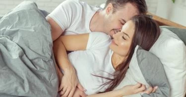 استقبال الزوج في الفراش