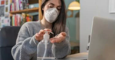 طرق الوقاية من فيروس كورونا في المنزل والعمل والشارع