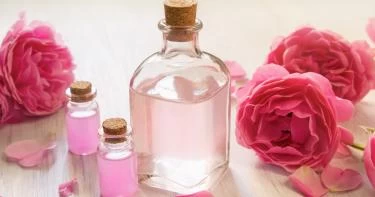 أضرار ماء الورد للوجه