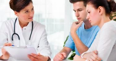 الفرق بين الحقن المجهري وأطفال الأنابيب