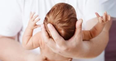 أخطاء لا تفعليها مع رأس رضيعك
