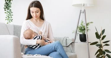اختلاف حجم الثديين بسبب الرضاعة
