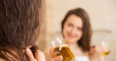 كيفية عمل حمامات زيت للشعر الجاف في البيت
