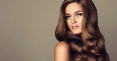 ما هي ألوان الشعر التي تفتح لون البشرة