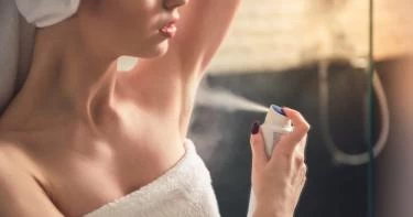 الفرق بين مزيل العرق ومضاد التعرق