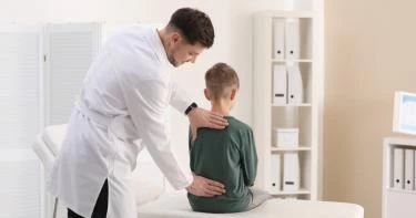 أسباب تقوس الظهر عند الأطفال
