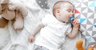 أضرار استخدام طفلك لللهاية