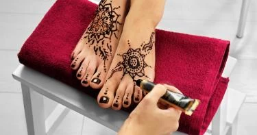طريقة عمل الحنة السوداء للأظافر