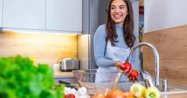 الطريقة الصحيحة لغسل الأطعمة والخضروات