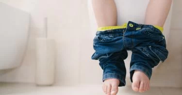 أسباب رائحة البول الكريهة عند الأطفال