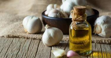 فوائد زيت الثوم للبشرة
