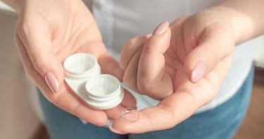 طريقة لبس العدسات