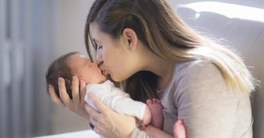 أضرار تقبيل طفلكِ من فمه