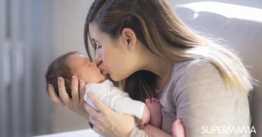 أضرار تقبيل طفلكِ من فمه