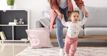 كيف أعرف أن مشي الطفل غير طبيعي؟