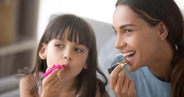 أضرار وضع المكياج