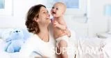 3 حركات يفعلها رضيعك تعني أنه يريد التحدث معك