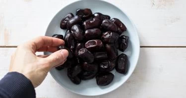 8 فوائد للبلح الأسود