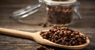 فوائد مضغ القرنفل