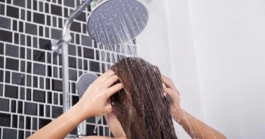 التخلص من رائحة الحناء في الشعر