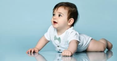 هل تأخر الجلوس عند الرضيع يدعو للقلق؟