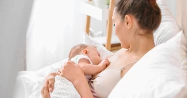 أسباب تجعل طفلكِ يطلب الرضاعة غير الجوع