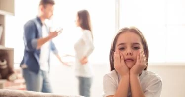 عبارات لا تقوليها لزوجك أمام طفلك